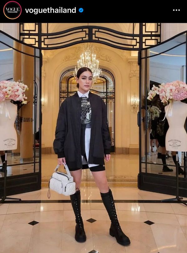 คิมเบอร์ลี่ กระทบไหล่ จีซู BLACKPINK  งานแฟชั่นโชว์แบรนด์ Dior ที่ปารีส
