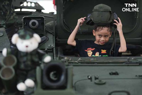 เด็กสวมชุดทหาร เที่ยวชมรถถังอย่างใกล้ชิดเนื่องในวันเด็กแห่งชาติ