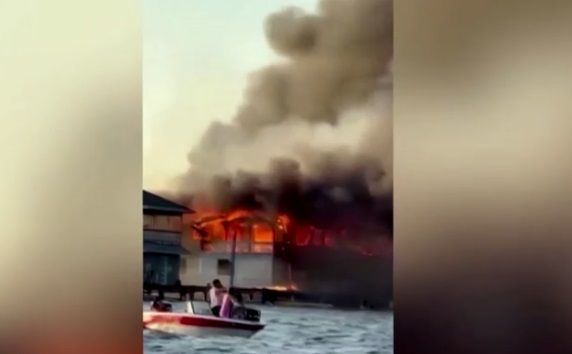 ไฟไหม้รุนแรงบนเกาะท่องเที่ยวของฮอนดูรัส เผาบ้านเรือน 40 หลัง