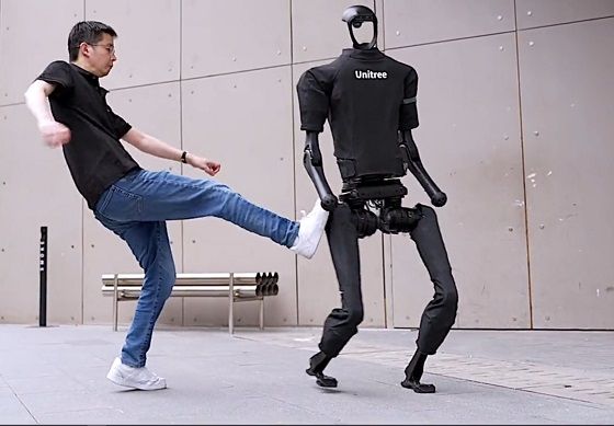 หุ่นยนต์คล้ายมนุษย์จอมอึด ทนแรงเตะ ต่อย ไม่ยอมล้ม
