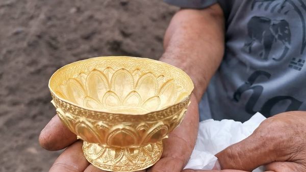 ฮือฮา! สุราษฎร์ฯ พบวัตถุโบราณ ‘พานทอง’  อายุกว่า 200 ปี ฝังใต้วัดดัง