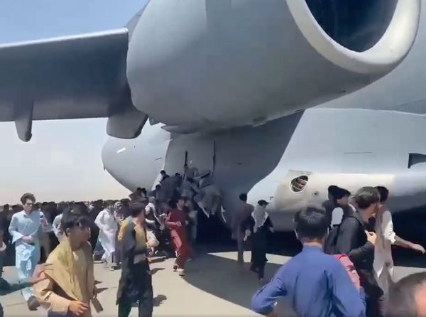 เปิดคลิปสนามบินกรุงคาบูลวุ่น!คนอัฟกันฯแห่หนี 'ตาลีบัน' ออกนอกประเทศ