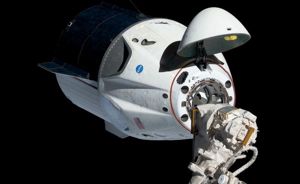 ยาน Dragon ของ SpaceX รับบทเป็นยานฉุกเฉินพานักบินอวกาศ NASA กลับบ้าน