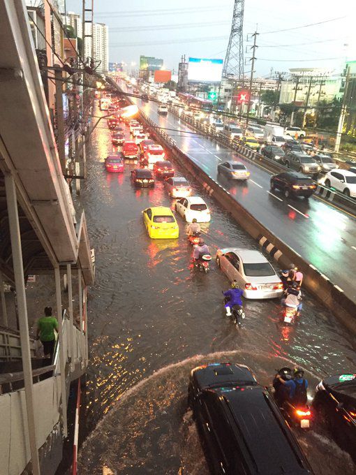 ฝนถล่มกรุง ทำน้ำท่วมขังหลายพื้นที่ ถนนบางแห่งจราจรติดขัด!