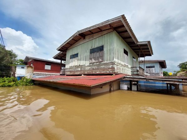 สิงห์บุรีวิกฤต! น้ำท่วมสูง 2 เมตร บ้านเรือนจมน้ำนับพันหลัง 