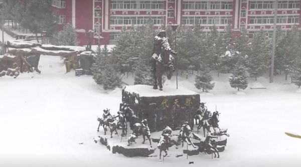 โลกกลับตาลปัตร! หิมะตกกลางฤดูร้อนในจีนและแคนาดา