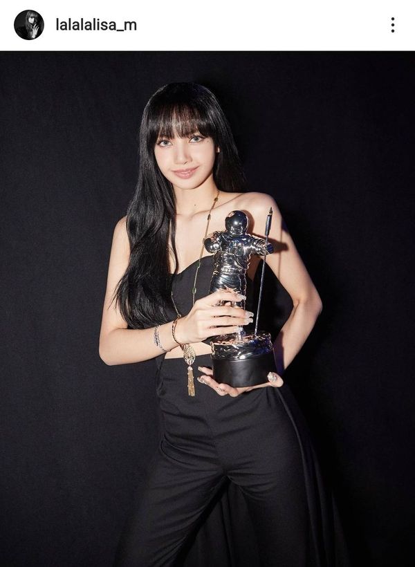 ลิซ่า BLACKPINK ขอบคุณทุกกำลังใจ หลังคว้ารางวัลจากงาน VMAs 2022 (มีคลิป)