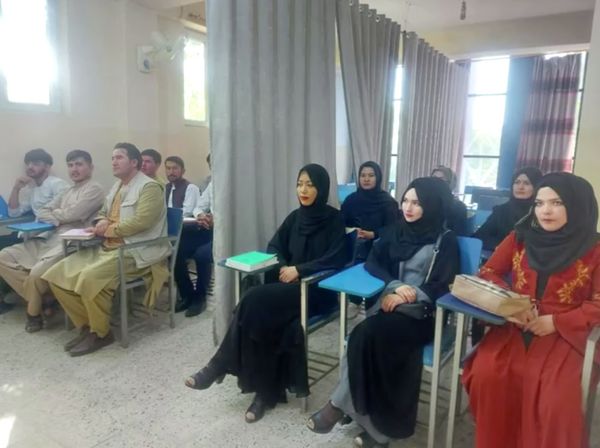 เปิดภาพ นักศึกษาชาย-หญิงอัฟกัน นั่งแยกกันในมหาวิทยาลัยตามคำสั่งตาลีบัน 