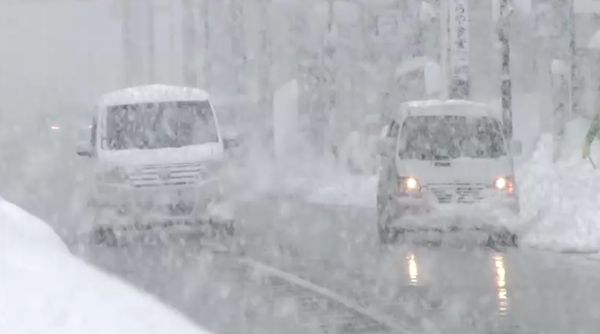 พายุหิมะถล่มญี่ปุ่น ทำรถติดบนถนนนับพันคัน