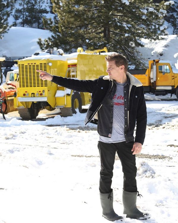 โพสต์แรกหลังอุบัติเหตุ!! ภาพ 'เจเรมี เรนเนอร์' หลังถูกรถหิมะทับวันขึ้นปีใหม่