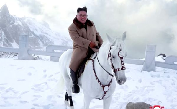 เปิดภาพ คิมจองอึน ขี่ม้าขาวกลางหิมะ