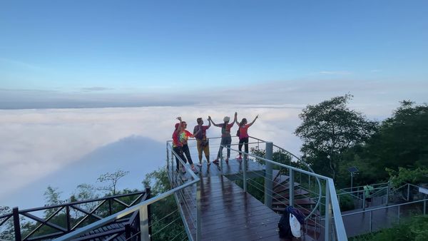นักท่องเที่ยวแห่ขึ้นยอด “ภูบ่อบิด” ชมทะเลหมอก 360 องศาฯ