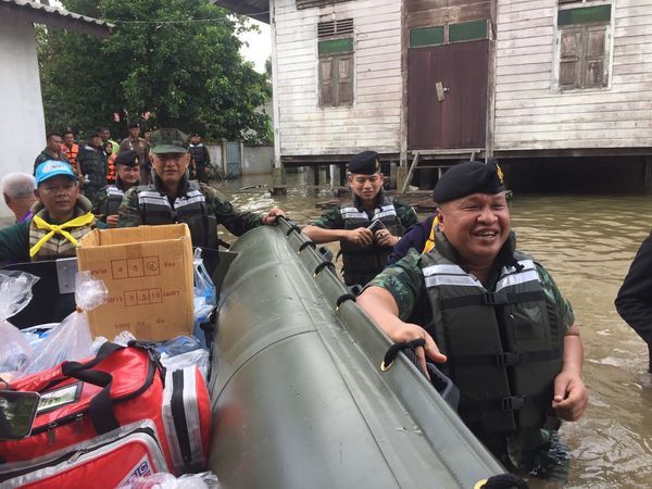 ทหารมอบถุงยังชีพช่วยผู้ประสบภัยน้ำท่วมนราธิวาส