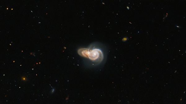 ภาพกาแล็กซีก้นหอยซ้อนกัน จากกล้องโทรทรรศน์อวกาศฮับเบิล