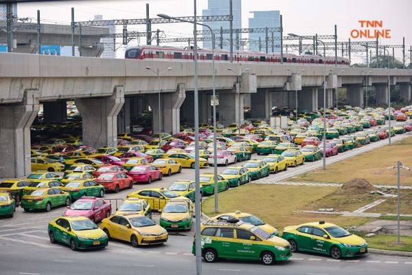 ผู้ขับแท็กซี่แน่นสถานีกลางบางซื่อทยอยปรับจูนมิเตอร์ในรอบกว่า 8 ปี