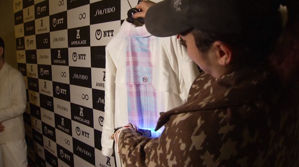 “Anrealage” แบรนด์ญี่ปุ่นสุดไฮเทค โชว์เสื้อผ้าเปลี่ยนสีได้ด้วยรังสี UV [มีคลิป]