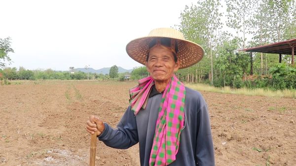 รอฝน! 1 เดียวในหมู่บ้านตาวัย 71 ปี ถือฤกษ์เตรียมดินวันพืชมงคล