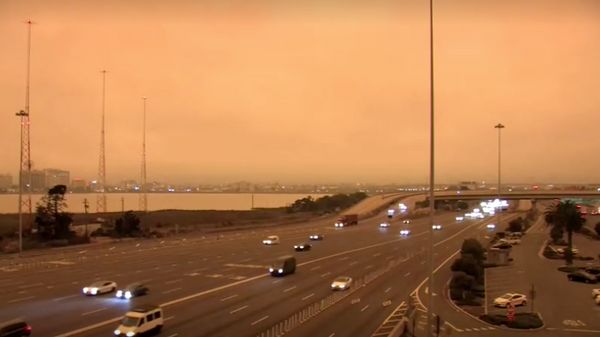 เผยภาพน่าสะพรึงไฟป่าแคลิฟอร์เนียประหนึ่งท้องฟ้ายังถูกเผาผลาญ