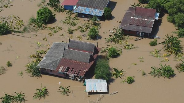 สถานการณ์น้ำท่วมอยุธยาวิกฤต ท่วมหนัก 9 อำเภอริมแม่น้ำ