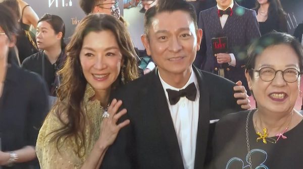 ช็อตหายาก!! 'หลิวเต๋อหัว - มิเชล โหย่ว' กระทบไหล่ ที่งาน Hong Kong Film Awards