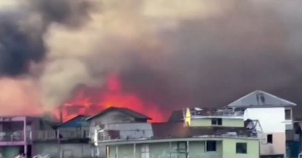 ไฟไหม้รุนแรงบนเกาะท่องเที่ยวของฮอนดูรัส เผาบ้านเรือน 40 หลัง