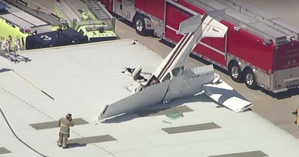 เปิดภาพเครื่องบินเล็กตกหัวทิ่มทะลุหลังคา-นักบินรอดชีวิตปาฏิหาริย์