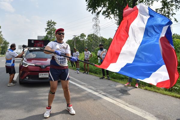 วิ่งส่งธงชาติไทยผ่านครึ่งทาง วิ่งไปแล้ว 30 วันใน 16 จังหวัด ระยะทางสะสม 2,315 กม.