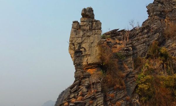 ชาวเน็ตฮือฮา! หินรูปร่างแปลกคล้าย “ฝ่ามือพระยูไล” ยอดผา จ.สุโขทัย