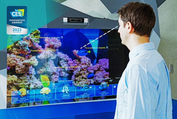 พิพิธภัณฑ์สัตว์น้ำใช้ปัญญาประดิษฐ์ (AI) ตรวจจับดวงตาผู้ชมเพื่อแสดงผลข้อมูลปลา 