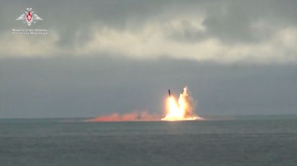 รัสเซียทดสอบยิงขีปนาวุธวิถีโค้งจากเรือดำน้ำ 2 ลำ