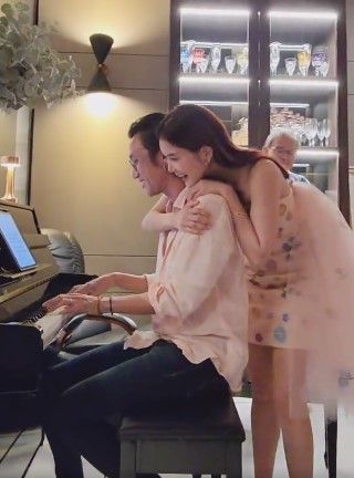 ก้อย รัชวิน ยิ้มแป้น สามี ตูน อาทิวราห์  เล่นเปียโนเซอร์ไพรส์วันเกิด 