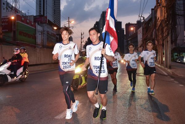 ออกสตาร์ทยิ่งใหญ่ วิ่งธงชาติไทย...รวมใจสู่ชัยชนะ สมรักษ์ คำสิงห์ ประเดิมวิ่ง กม.ที่ 1
