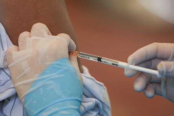มท.สั่งด่วนผู้ว่าฯ 62 จังหวัด จับมือเอกชน จัดสถานที่ฉีดวัคซีน 323 แห่ง