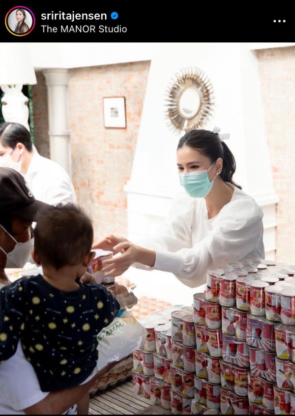 ริต้า ศรีริต้า - กรณ์ ณรงค์เดช ปันความสุข มอบข้าวสารอาหารแห้งให้ประชาชน