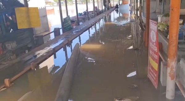 น้ำท่วมนนทบุรี วันนี้ระดับน้ำขึ้นสูง ทะลุกระสอบทราย 9 ชั้นเข้าตลาด!