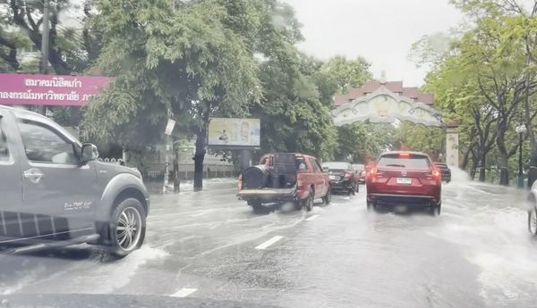 ตัวเมืองเชียงใหม่อ่วมน้ำท่วมถนนหลายจุด หลังฝนถล่มตลอดวัน