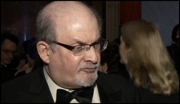 “ Salman Rushdie” ถอดเครื่องช่วยหายใจและพูดได้แล้ว    