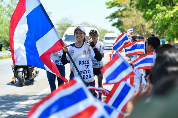 ชาวปราณบุรี ร่วมให้กำลังใจ “วิ่งส่งธงชาติไทย ไปโตเกียวโอลิมปิก วันที่สี่สุดคึกคัก (คลิป)