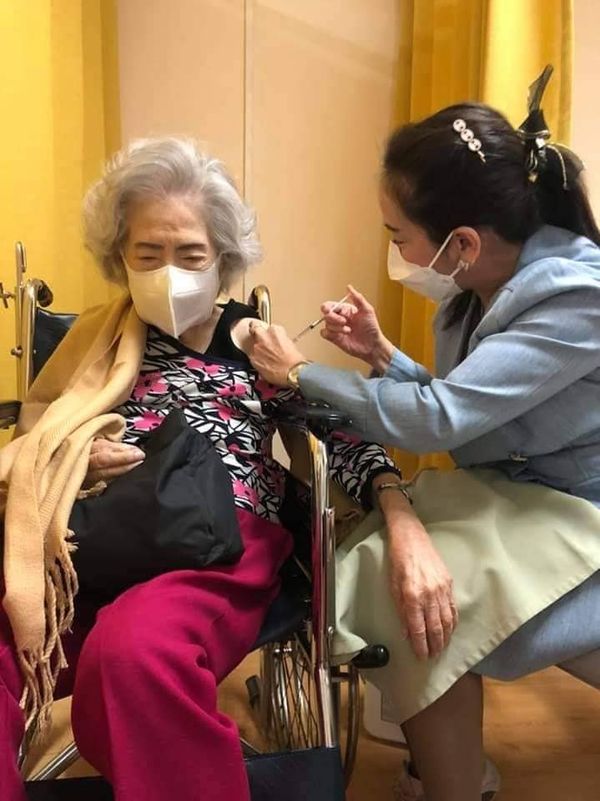 เปิดภาพนางสาวสยามคนที่ 2 วัย 100 ปี เข้ารับวัคซีนโควิด