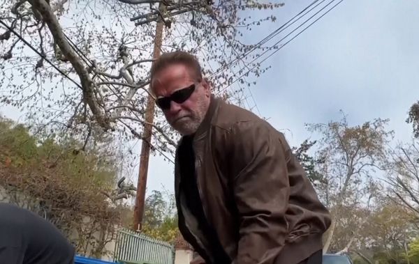 “Arnold Schwarzenegger”  ลงมือซ่อมหลุมบ่อบนถนนด้วยตัวเอง 