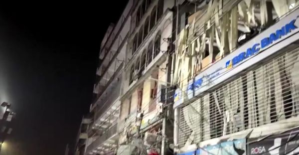 ภาพความเสียหาย! อาคารพาณิชย์บังกลาเทศระเบิด เสียชีวิต 17 เจ็บกว่า 140