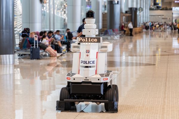 สิงคโปร์ใช้ “หุ่นยนต์ตำรวจ” ตรวจความปลอดภัยที่สนามบิน !