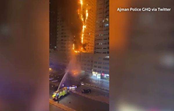 เปิดคลิปนาทีระทึก! ไฟไหม้ตึกสูง ใน UAE เพลิงสีแดงฉาน