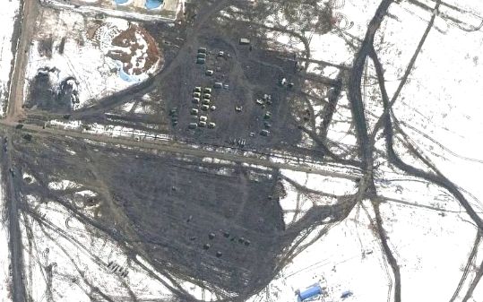 ภาพถ่ายดาวเทียมเผย ยานเกราะ-เต็นท์ทหาร เคลื่อนสู่เบลารุสใกล้พรมแดนยูเครน
