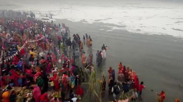 ศรัทธาแรงกล้า! เผยภาพชาวอินเดียแช่แม่น้ำยมุนาที่มีโฟมพิษใน ‘เทศกาลฉัฐปูชา ’