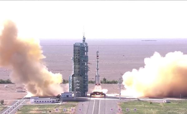 จีนส่ง เสินโจว-12 เริ่มภารกิจมนุษย์สร้างสถานีอวกาศครั้งแรก!