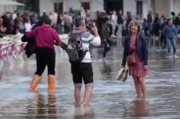 เปิดภาพน้ำท่วม ‘เมืองเวนิส’  หลังน้ำทะเลหนุน นทท.ไม่แคร์ถ่ายรูปเป็นที่ระลึก