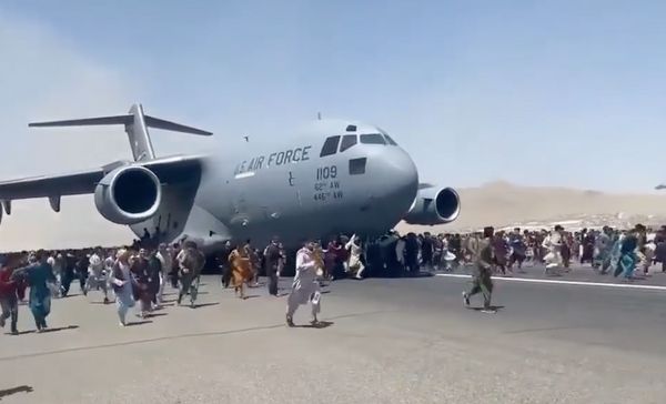 เปิดคลิปสนามบินกรุงคาบูลวุ่น!คนอัฟกันฯแห่หนี 'ตาลีบัน' ออกนอกประเทศ