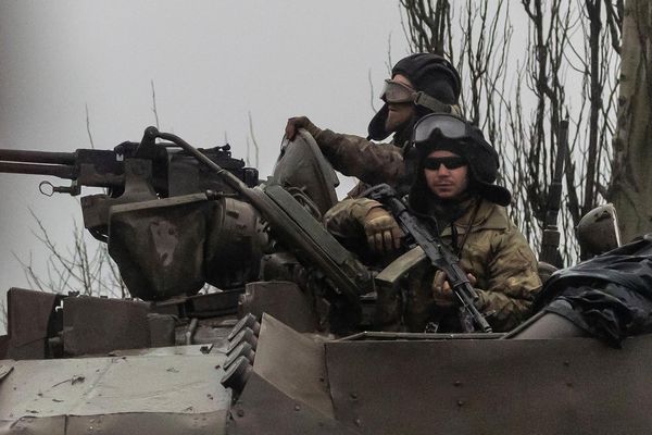 Breaking News ประธานาธิบดียูเครน เผย มีทหารยูเครนเสียชีวิตแล้วกว่า 40 นาย 