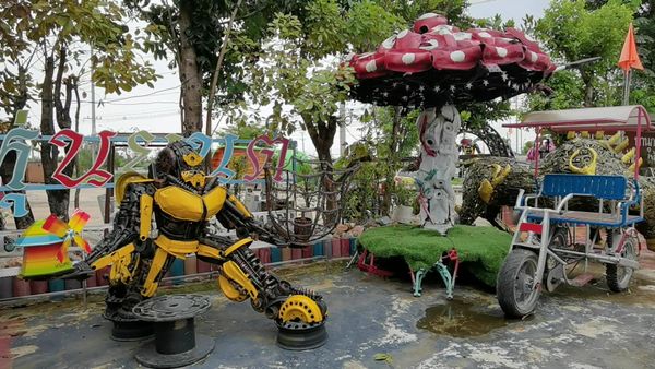 จิบกาแฟ เดินชิว เซลฟี่หุ่นยักษ์ เที่ยวถ้ำหลวง เมืองโรบอทแลนด์ ราชบุรี